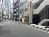 ドゥーエ銀座イースト3 街路から見た建物エントランスと周辺の都市景観