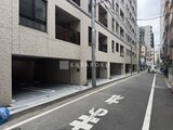 ドゥーエ銀座イースト3 街路から見た建物1階のガレージと明るいタイル張りの外観