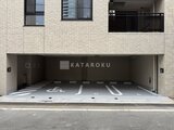 ドゥーエ銀座イースト3 明るいクリーム色タイルの建物に備えられた