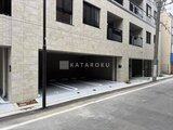 ドゥーエ銀座イースト3 石貼りの外壁とシンプルな玄関を持つ建物のエントランス周辺