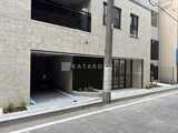 ドゥーエ銀座イースト3 街路から見たモダンな建物の駐車場とエントランス