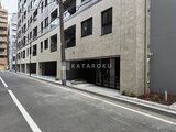 ドゥーエ銀座イースト3 石貼りの落ち着いた外観と広いアプローチが特徴のエントランス