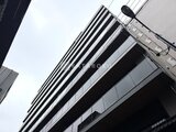 ドゥーエ銀座イースト3 モダンな縦ストライプデザインの建物外観