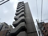 ドゥーエ銀座イースト3 前面道路から見たモダンなデザインの建物外観