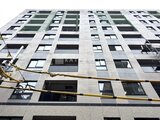 ドゥーエ銀座イースト3 規則的な窓配置のモダンな建物外観