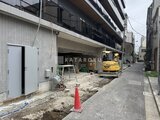 ドゥーエ銀座イースト3 建設中の物件と周辺環境が見える街路の様子