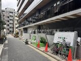 ドゥーエ銀座イースト3 建物工事中の前面道路から見た外観と駐輪場の様子