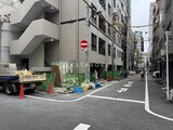 ドゥーエ銀座イースト3 建設中の建物外観と静かな街路の様子