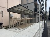ドゥーエ銀座イースト3 屋根付きの自転車置き場と整然と並ぶ駐輪スペースの様子