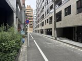 ドゥーエ銀座イースト3 建物前の静かな街路に面した共用通路の様子