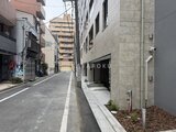 ドゥーエ銀座イースト3 建物前の路地から見たエントランスと周辺の街並みの様子