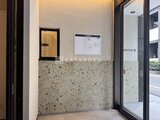 ドゥーエ銀座イースト3 テラゾー仕上げの壁が印象的なエントランスホール