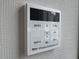 ドゥーエ銀座イースト3 浴室制御パネル付きの壁面、モダンな設備の様子