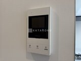 ドゥーエ銀座イースト3 玄関に設置された白いインターホンモニター