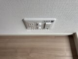 ドゥーエ銀座イースト3 天井に設置された照明スイッチとコンセント