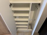 ドゥーエ銀座イースト3 複数の棚板を備えた開放的なシューズボックス
