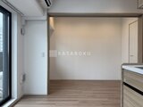 ドゥーエ銀座イースト3 明るい床材と白壁が印象的なリビングダイニング空間
