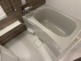 ドゥーエ銀座イースト3 ユニットバスの浴槽と白い床が清潔感のある浴室空間