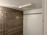ドゥーエ銀座イースト3 木目調パネル壁と天井浴室乾燥機を備えたモダンなバスルーム