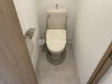 ドゥーエ銀座イースト3 温かみのある色合いのトイレ空間
