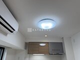 ドゥーエ銀座イースト3 明るいLED照明と壁付けエアコンのあるキッチン天井部分
