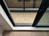 ドゥーエ銀座イースト3 黒枠サッシから見た隣室への開口部と木目調フローリング
