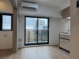 ドゥーエ銀座イースト3 大きな窓から光が入る、落ち着いたトーンのリビングダイニング