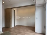 ドゥーエ銀座イースト3 木製扉と開放的なフローリングのリビングスペース