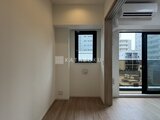 ドゥーエ銀座イースト3 窓からの採光で明るい洋室、木目調フローリングの落ち着いた空間