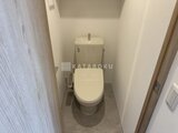 ドゥーエ銀座イースト3 温白色の壁に囲まれた清潔感のあるトイレ室内
