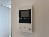 ドゥーエ銀座イースト3 壁埋め込み型の白いインターホンモニター