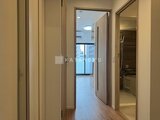 ドゥーエ銀座イースト3 明るく落ち着いた廊下から洋室と浴室へのアクセスが見える様子