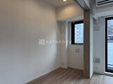 ドゥーエ銀座イースト3 明るい窓からの採光が心地よいコンパクトな洋室