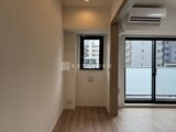ドゥーエ銀座イースト3 開放的なリビングダイニングへ繋がる廊下の様子