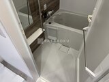 ドゥーエ銀座イースト3 浴槽とシャワーブースが備わった清潔感のある浴室