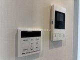 ドゥーエ銀座イースト3 壁に取り付けられた給湯器とインターホンのモニター