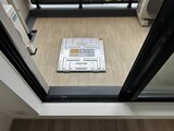 ドゥーエ銀座イースト3 木目調フローリングのバルコニーから見た開放的な空間