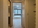 ドゥーエ銀座イースト3 廊下から見た明るいリビングダイニングと大型窓