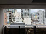 ドゥーエ銀座イースト3 バルコニーから見た開放的な都市風景と周辺建物群