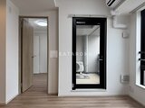 ドゥーエ銀座イースト3 明るく落ち着いた印象の洋室からバルコニーへ通じる開口部の様子