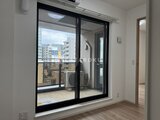 ドゥーエ銀座イースト3 都市景観が望める大型サッシのバルコニー付き洋室