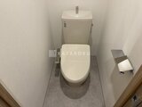 ドゥーエ銀座イースト3 温白色の壁に囲まれた清潔感のあるトイレ空間
