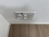 ドゥーエ銀座イースト3 白い天井に取り付けられた照明スイッチと電源コンセント