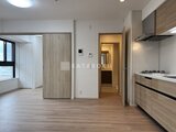 ドゥーエ銀座イースト3 明るい照明のキッチンとリビングダイニングが一体の開放的な空間