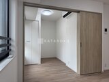 ドゥーエ銀座イースト3 明るい印象の洋室から廊下方向を見た空間