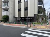 デュオフラッツ浅草田原町ネスト 前面道路から見た建物入口のエントランスアプローチ