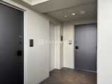 デュオフラッツ浅草田原町ネスト 複数の住戸が並ぶモダンなエレベーターホール