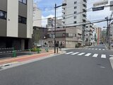 デュオフラッツ浅草田原町ネスト 前面道路から見た建物と周辺街並みの様子