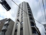 デュオフラッツ浅草田原町ネスト 前面道路から見た建物エントランスと駐車場の様子