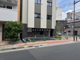デュオフラッツ浅草田原町ネスト 前面道路から見た建物入口と駐車場スペースの様子
